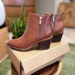 NWT Sofft Canelli block heel boots 7 & 7.5 ****read